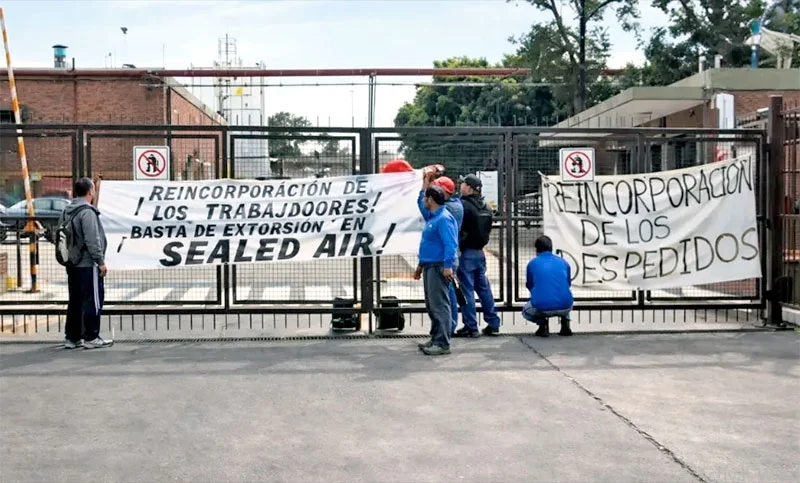 Periodista reportando noticias