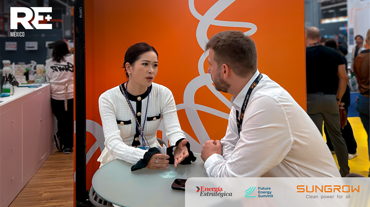 Periodista reportando noticias