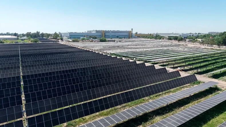 Stellantis Argentina avanza hacia la sostenibilidad con nuevo parque solar en Córdoba