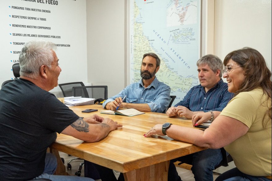 Periodista reportando noticias