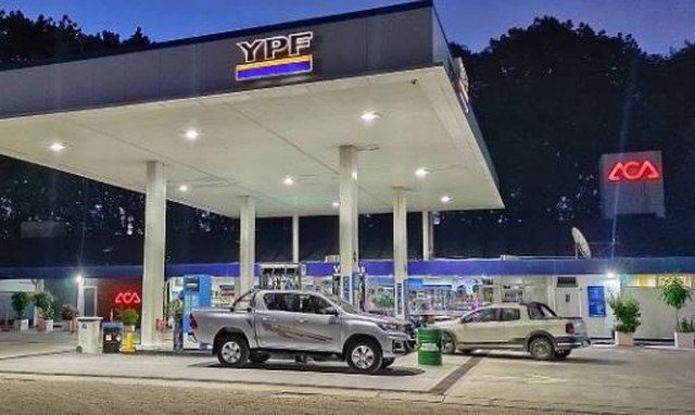YPF ajusta precios de combustibles: un incremento del 1% en medio de tensiones globales
