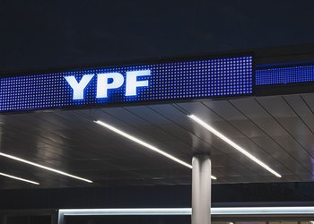 YPF Extiende el 'Buffer' de Precios para Combustibles: Estrategia y Perspectivas