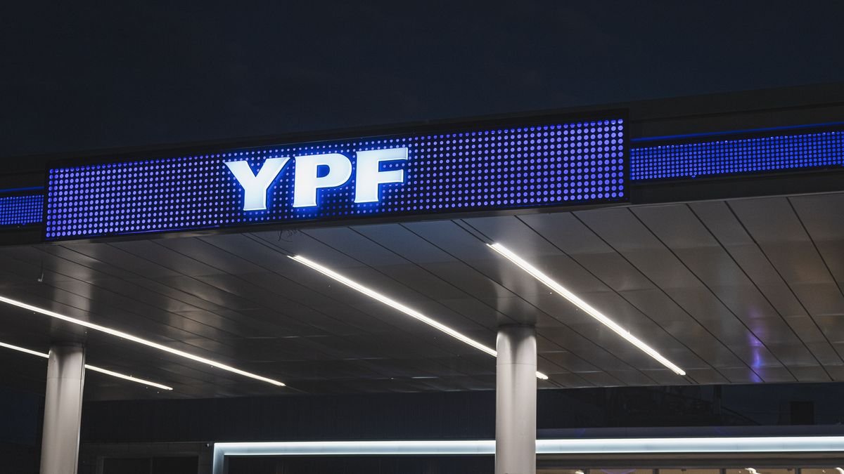 YPF Extiende el 'Buffer' de Precios para Combustibles: Estrategia y Perspectivas