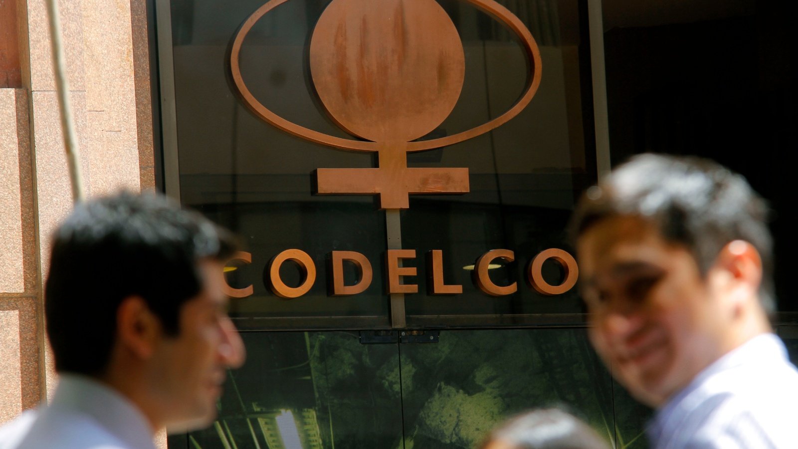 Un gerente despedido, ejecutivos amonestados y una denuncia ante Fiscalía: las medidas de Codelco tras detectar desviaciones en la producción de 2025