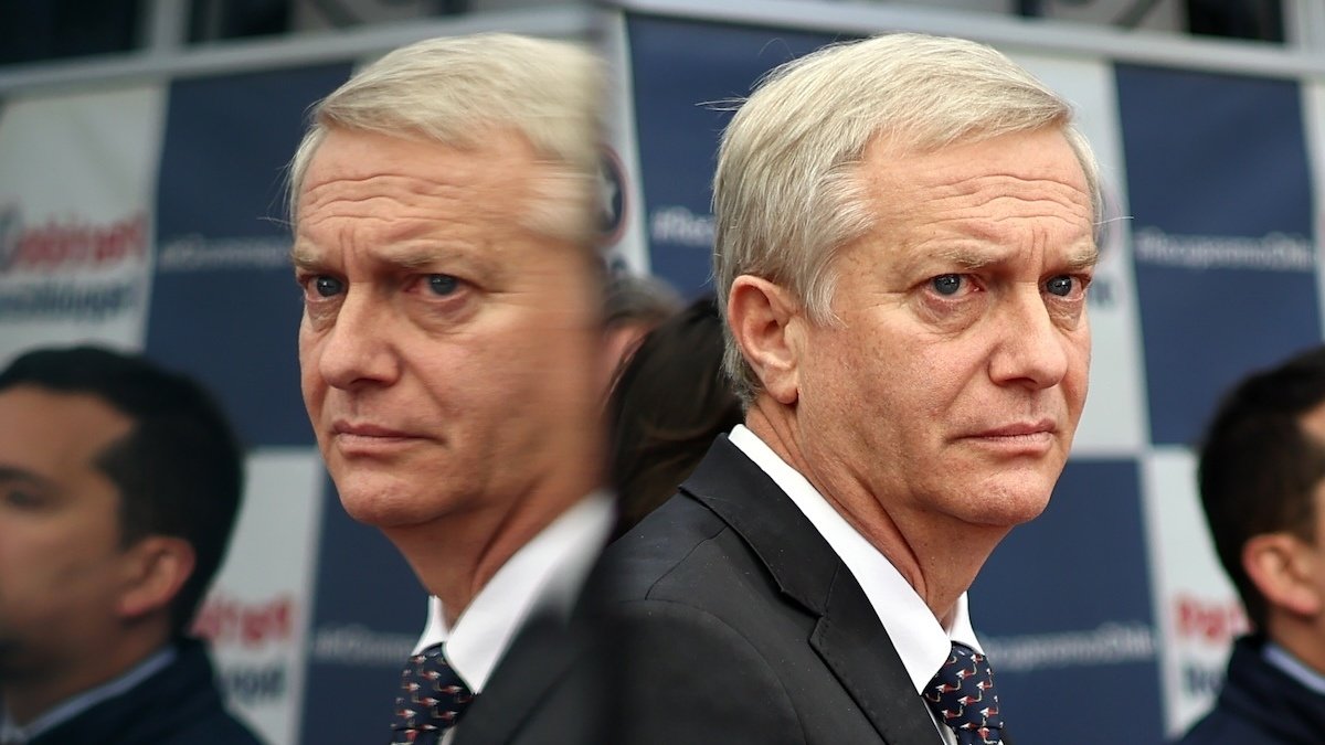 Periodista reportando noticias