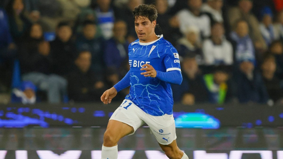 Periodista reportando noticias