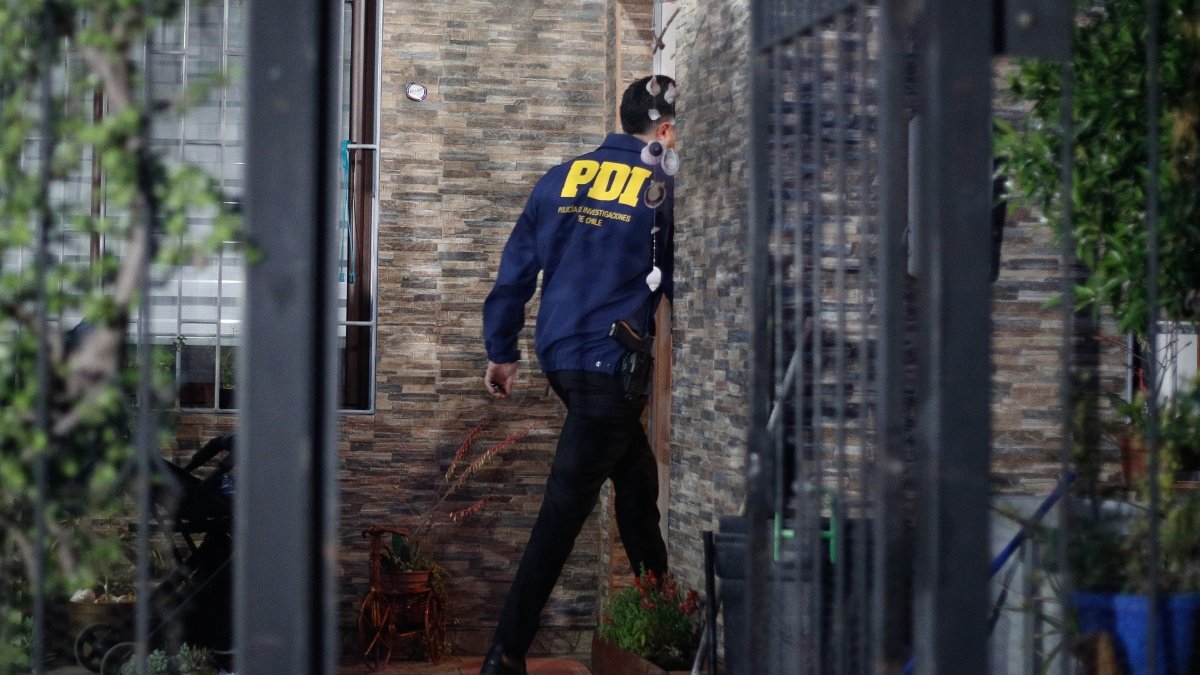 Violento "turbazo" en Independencia: 10 delincuentes asaltan hogar y roban camioneta