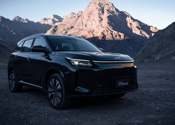 Mil kilómetros de argumento: DFSK llega a Chile con un SUV que nadie puede ignorar por la autonomía