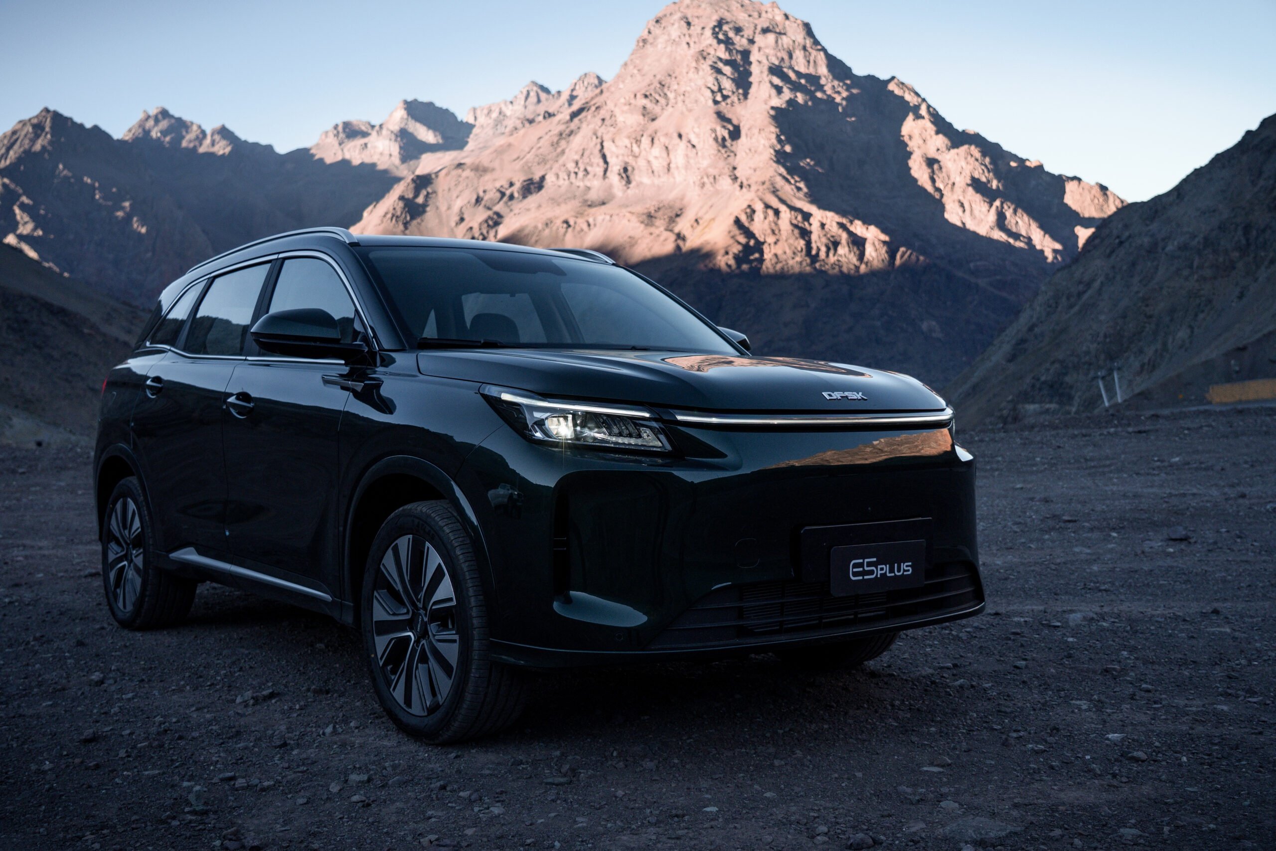 Mil kilómetros de argumento: DFSK llega a Chile con un SUV que nadie puede ignorar por la autonomía