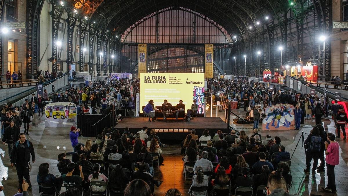 Masiva asistencia en La Furia del Libro que late con fuerza