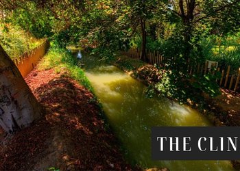“Llevamos meses conviviendo con malos olores”: Lo Barnechea denuncia contaminación por aguas servidas en Estero El Gabino e investigan negligencias