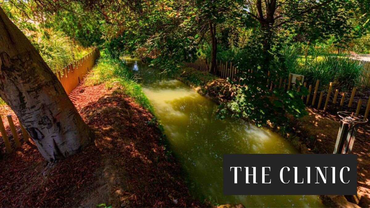 “Llevamos meses conviviendo con malos olores”: Lo Barnechea denuncia contaminación por aguas servidas en Estero El Gabino e investigan negligencias
