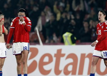 La Roja femenina pierde en casa ante Ecuador y dice adiós al Mundial: dos errores de Tiane Endler marcaron la jornada