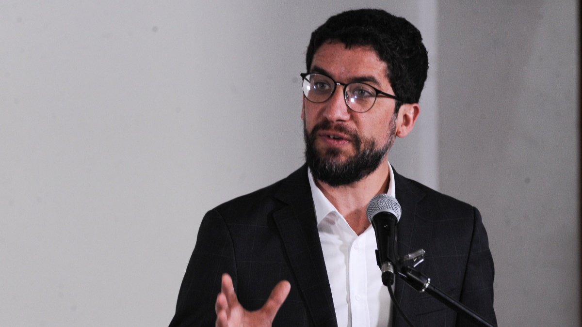 Periodista reportando noticias