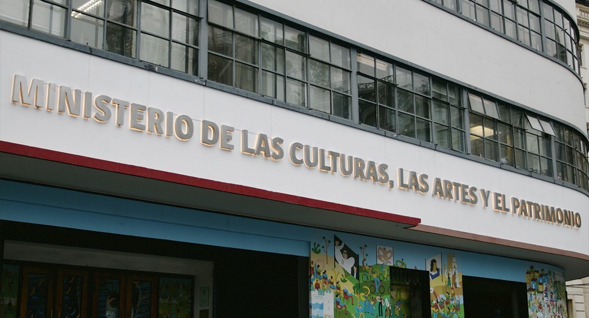 Periodista reportando noticias