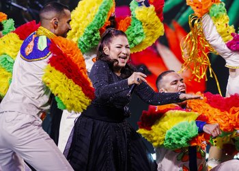 La batalla por el rating: Mega y show de Gloria Estefan superan por un millón de espectadores en rating  pese a apuesta humorística de Chilevisión con Bombo Fica