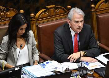 “No estemos buscando errores comunicacionales cuando recién llevamos 15 días de gobierno”: Moreira acusa “fuego amigo” en el oficialismo y sale en defensa de Sedini