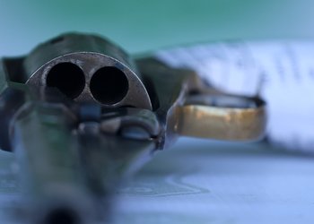 Proyecto que prohíbe armas a procesados por violencia intrafamiliar avanzó en el Senado