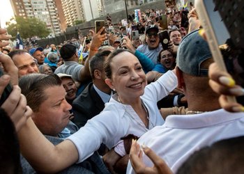 “Nos levantamos y vencimos”: El discurso de María Corina Machado frente a un mar de venezolanos reunidos en el centro de la capital