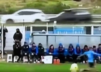 [VIDEO] Balón enviado fuera de la cancha provocó un choque de tránsito en Uruguay