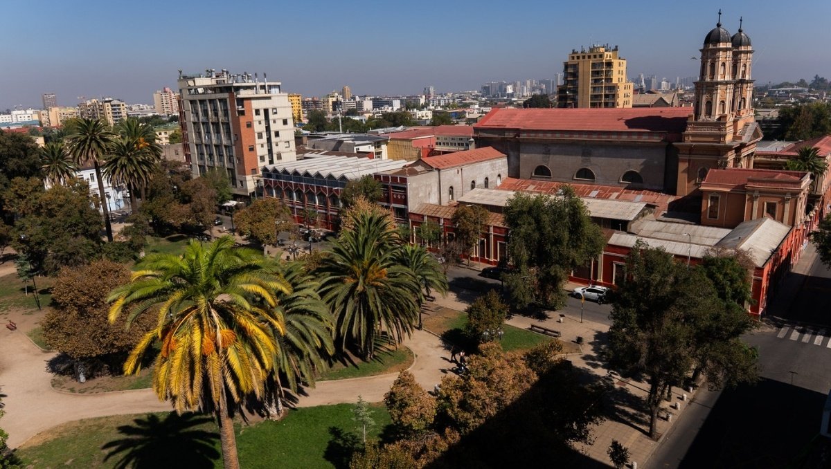 “Ha entrado en un franco deterioro”: Vecinos acusan aumento de delitos, deterioro y falta de mantención en Plaza Brasil