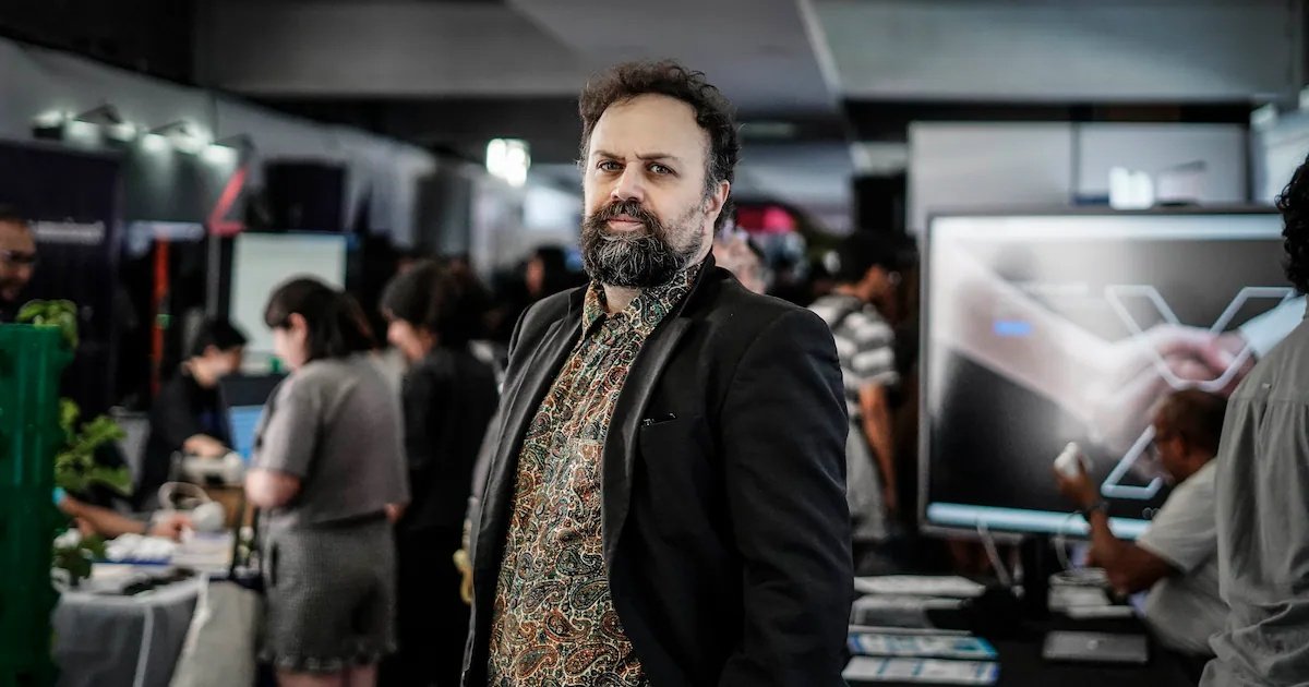 Andrea Colamedici, filósofo italiano: “La inteligencia artificial es medicina y veneno a la vez: una tecnología capaz de amplificar el pensamiento como de narcotizarlo”