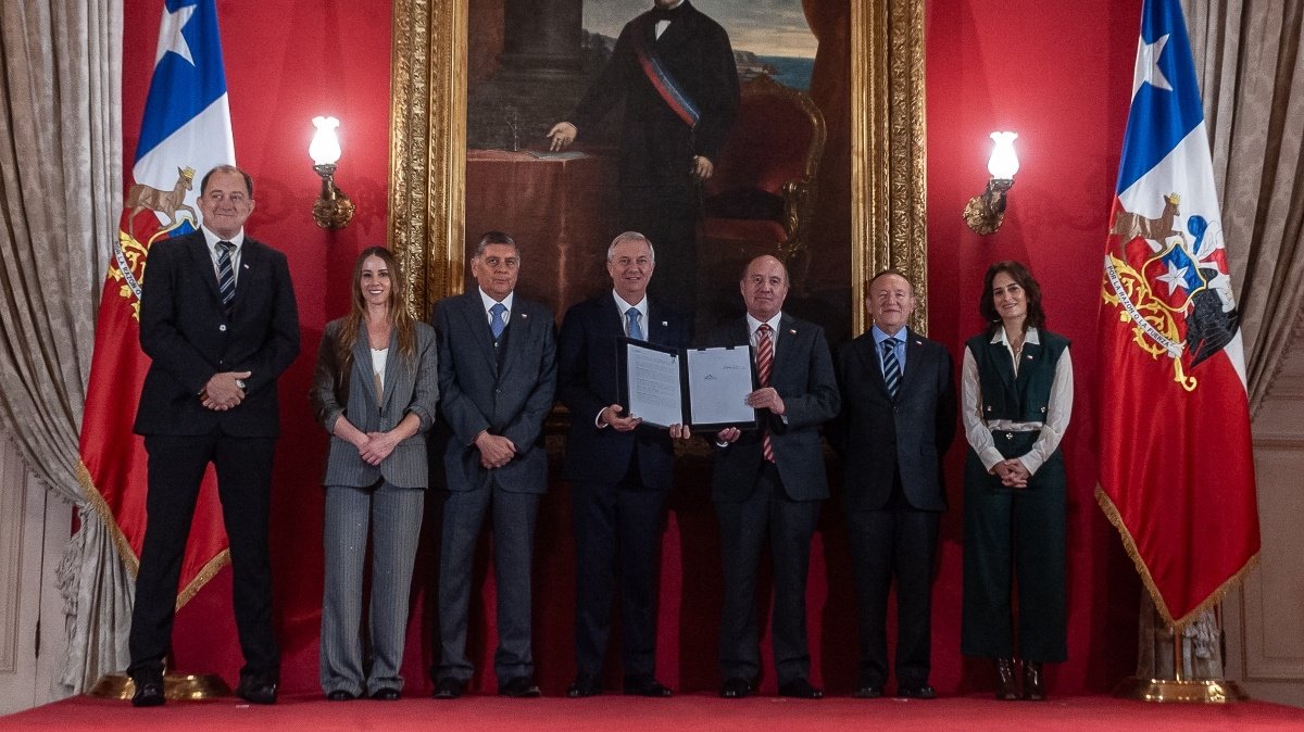 Periodista reportando noticias