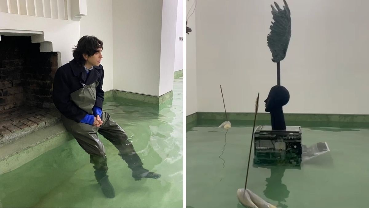A los 25 años, el artista Alonso Bello inaugura una galería inundada y gratuita en Barrio Italia donde el público entra con trajes de pescador para ver sus obras interactivas
