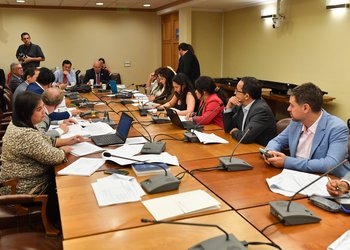 Reforma al sistema político: cómo una indicación clave en el proyecto podría “revivir” a partidos como el FREVS y Evópoli