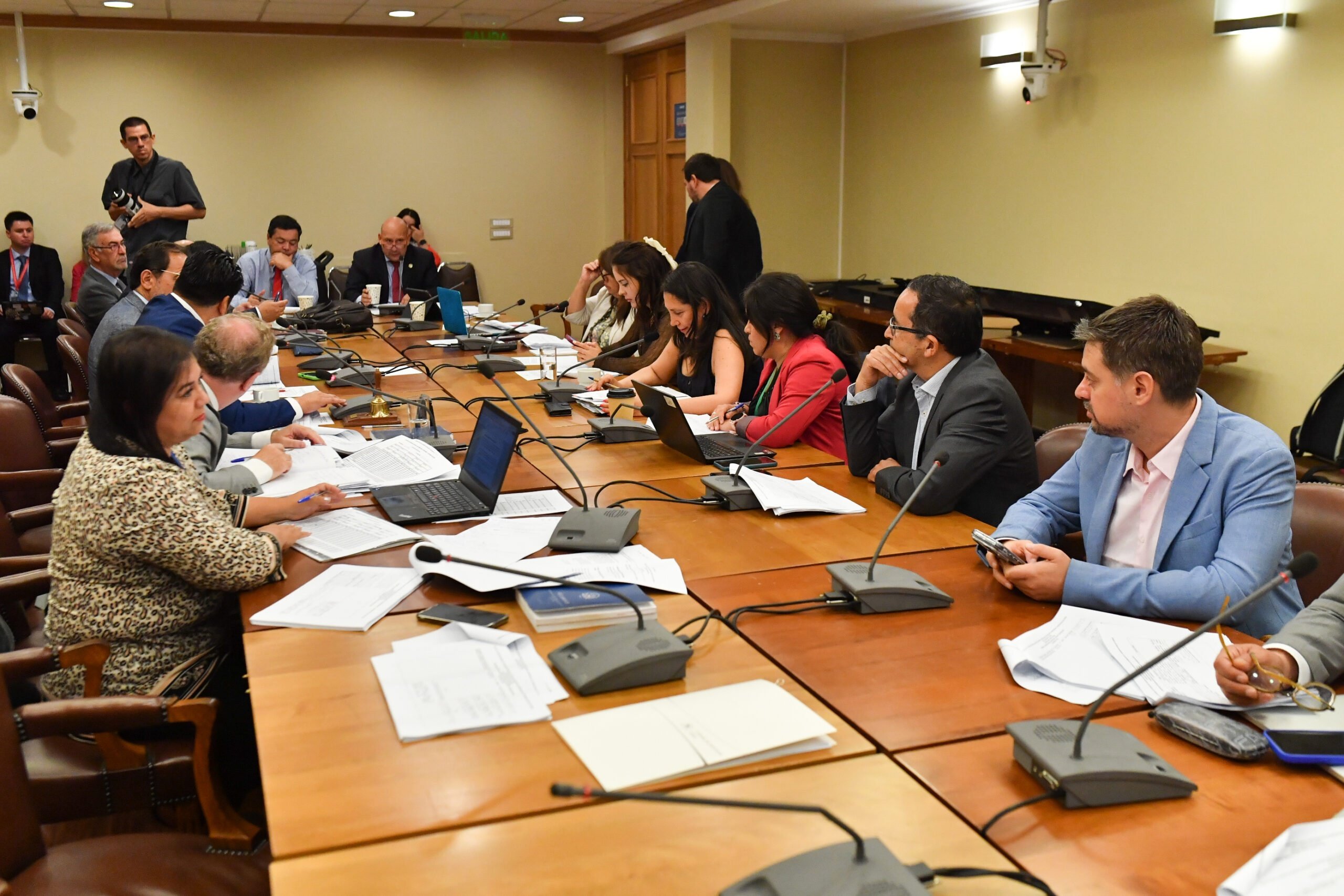 Reforma al sistema político: cómo una indicación clave en el proyecto podría “revivir” a partidos como el FREVS y Evópoli