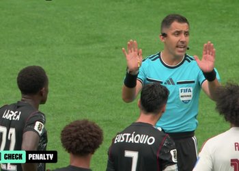 Controversias, dos expulsados y una impactante lesión: el convulsionado partido en el que debutó el chileno Cristián Garay en el Mundial