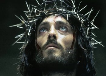 Las mil historias de Robert Powell y Jesús de Nazaret: cuando una imagen suya adornó un altar en Venezuela