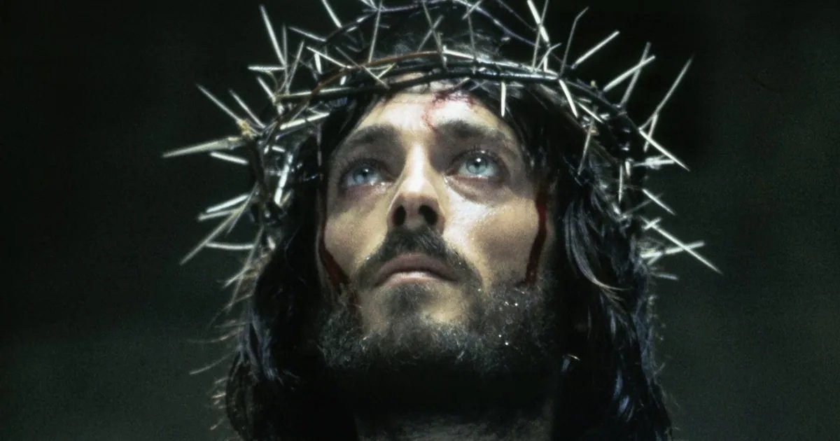 Las mil historias de Robert Powell y Jesús de Nazaret: cuando una imagen suya adornó un altar en Venezuela