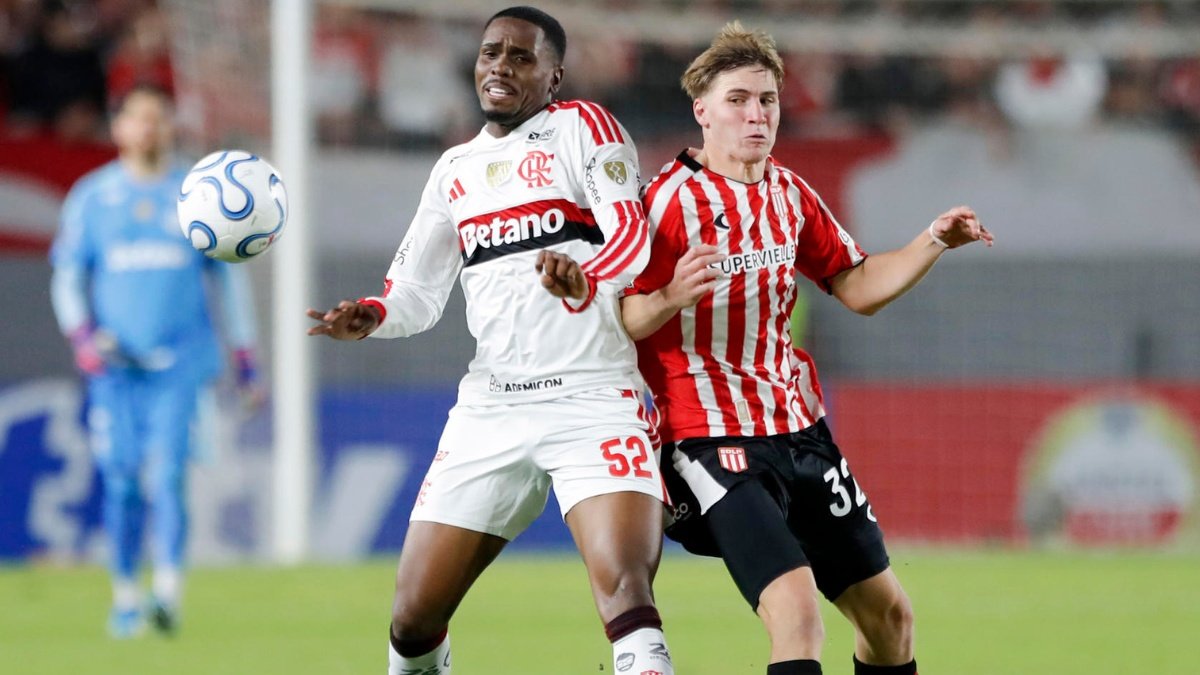 Periodista reportando noticias