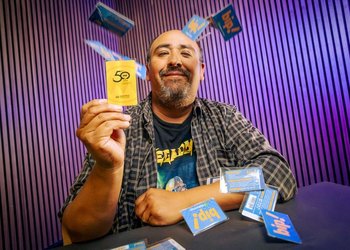 La historia detrás del viral coleccionista de tarjetas Bip que tiene más de 200 ejemplares: “Las que me faltan son muy difíciles, pero espero un día encontrarlas”