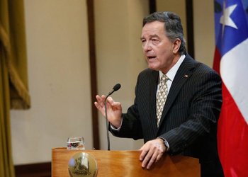 Kast designa a nuevos embajadores en organismos internacionales: Roberto Ampuero asume en la ONU y José Miguel Castro en la OEA