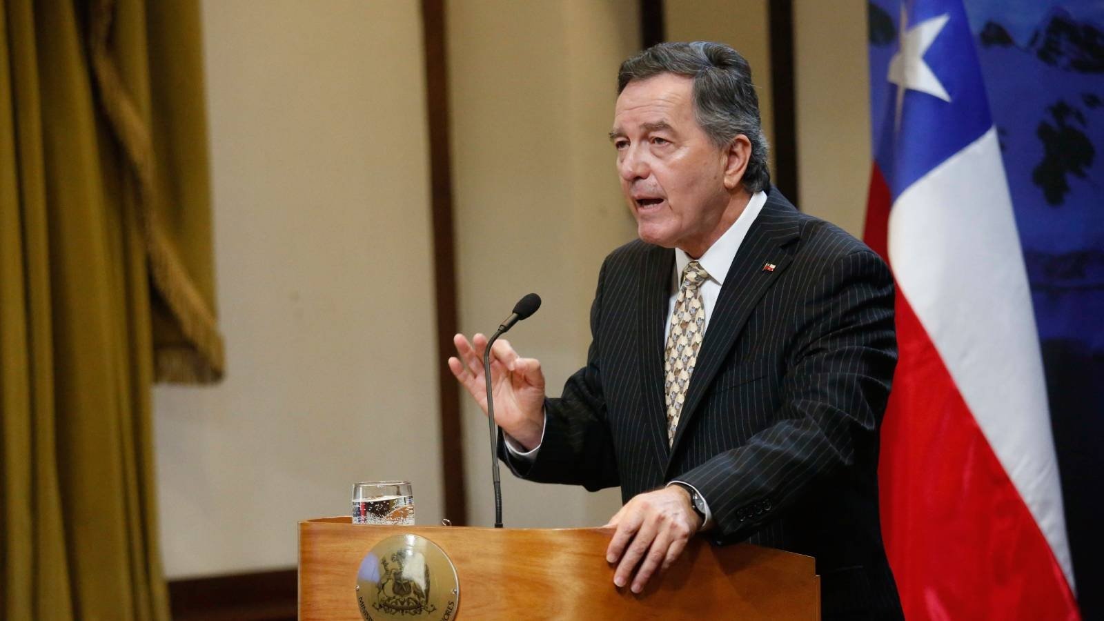 Kast designa a nuevos embajadores en organismos internacionales: Roberto Ampuero asume en la ONU y José Miguel Castro en la OEA