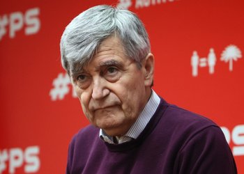En tono de despedida, Boric y dirigentes políticos visitan a Camilo Escalona