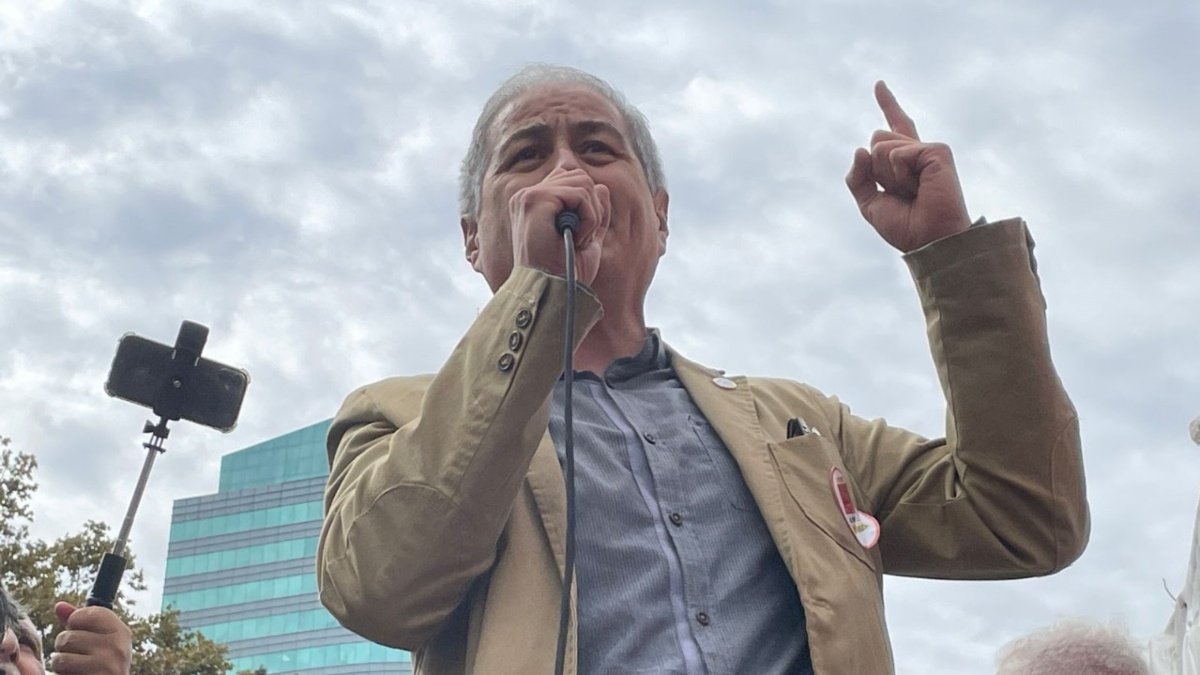 Periodista reportando noticias