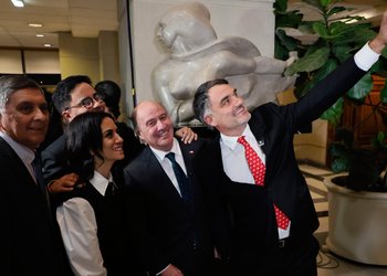 Gobierno celebra la aprobación final de su megarreforma: "Chile reabre las puertas a la inversión"