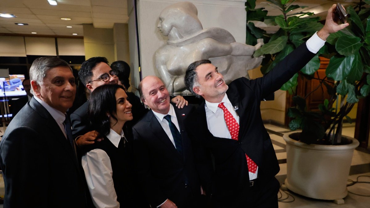 Gobierno celebra la aprobación final de su megarreforma: "Chile reabre las puertas a la inversión"