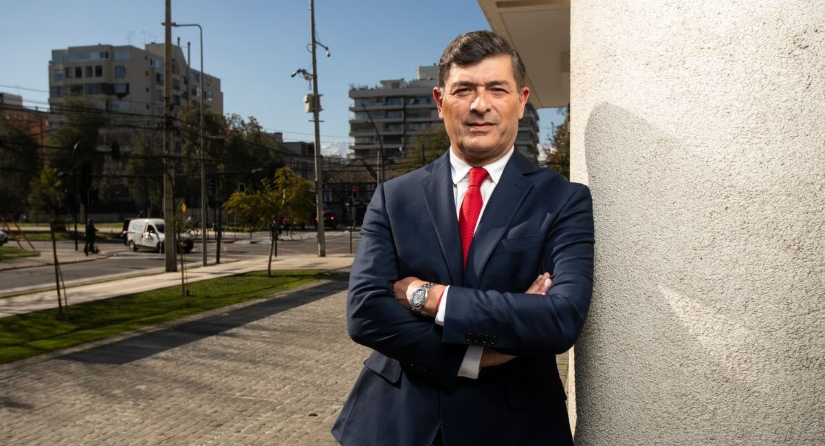 Periodista reportando noticias