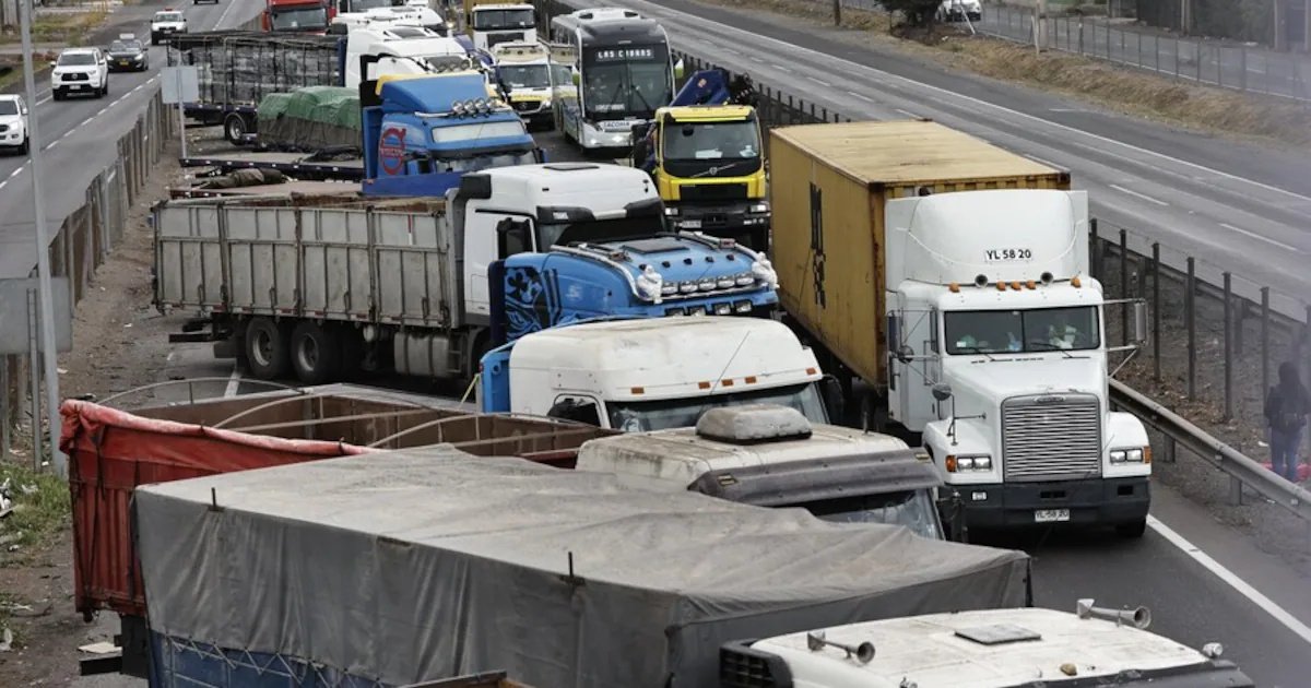 Gremios de camioneros advierten al gobierno: “Si no se frenan las nuevas alzas de combustibles, habrá consecuencias”