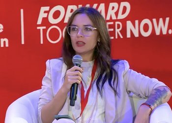 Camila Vallejo en su estreno internacional tras dejar La Moneda: “La desinformación constituye una amenaza mucho más grave y preocupante para las democracias”