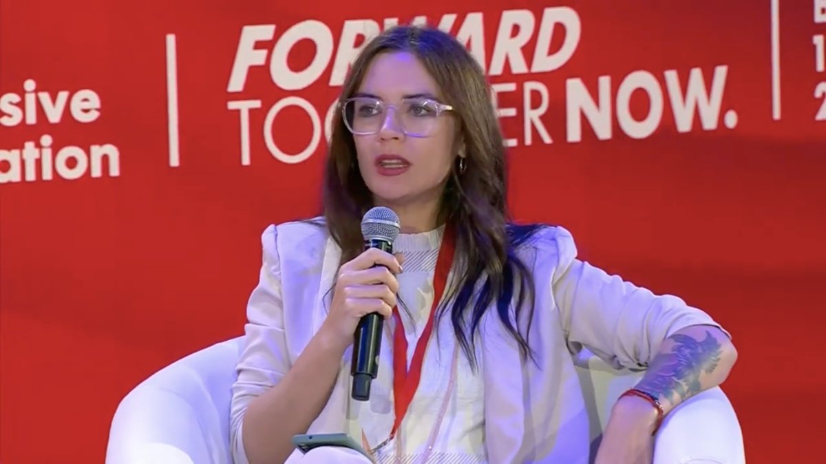 Camila Vallejo en su estreno internacional tras dejar La Moneda: “La desinformación constituye una amenaza mucho más grave y preocupante para las democracias”