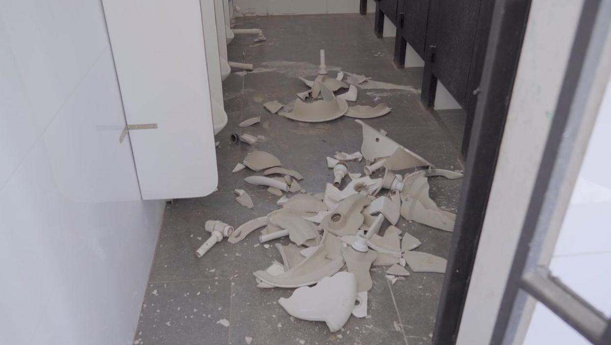 Liceo de La Florida es vandalizado a dos semanas del inicio de clases: estaba siendo remodelado y desconocidos destruyeron los baños del recinto