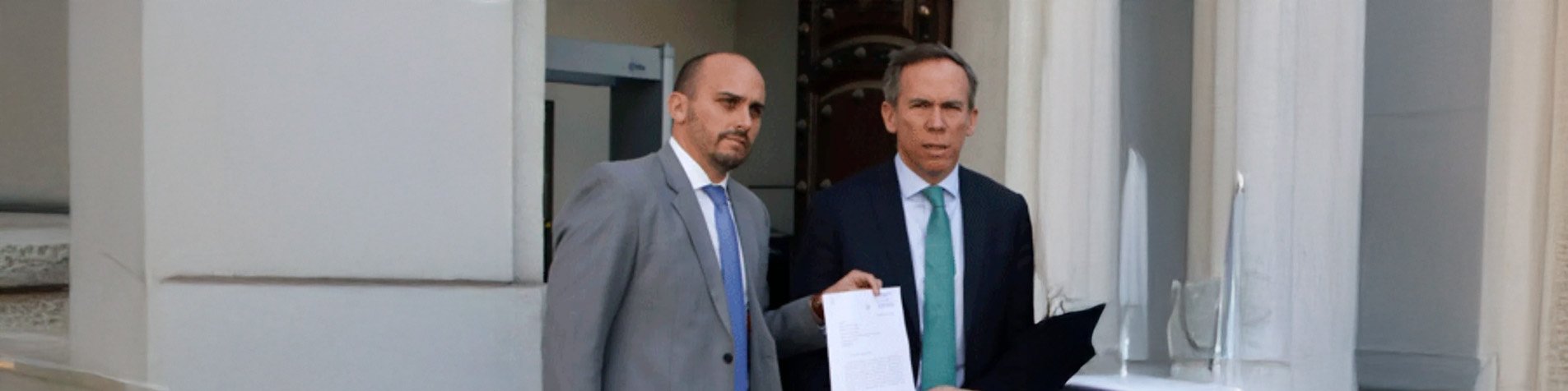 Periodista reportando noticias