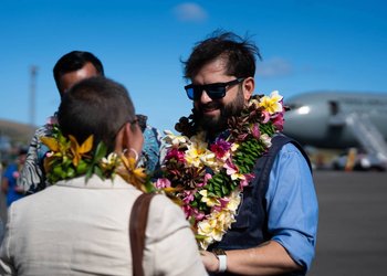 Entre pifias, manifestantes y con “clases” de baile tradicional: Presidente Boric aterriza por primera vez en Rapa Nui