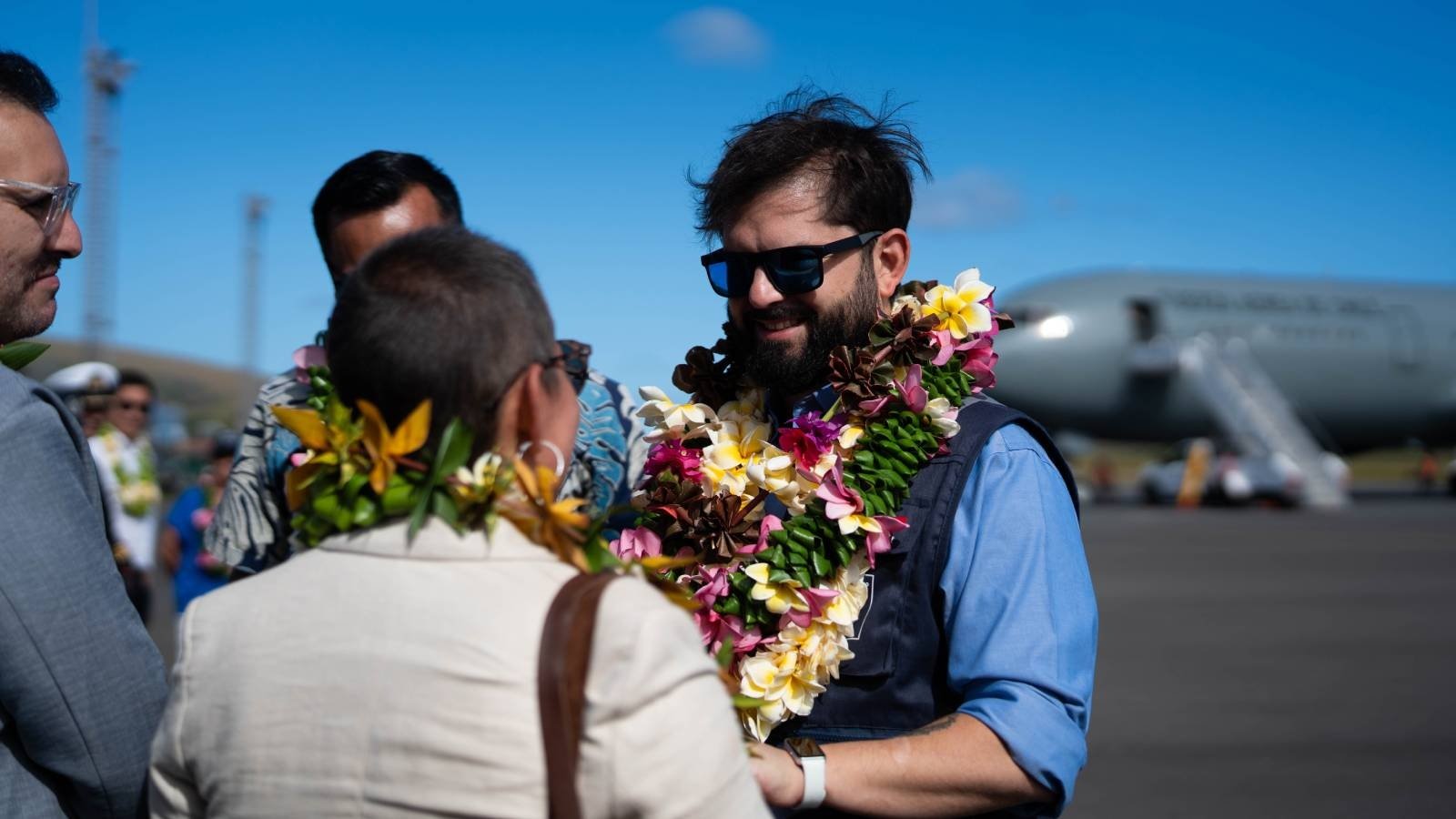 Entre pifias, manifestantes y con “clases” de baile tradicional: Presidente Boric aterriza por primera vez en Rapa Nui