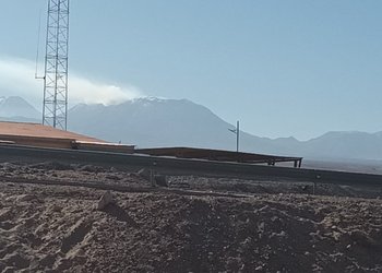 Volcán Láscar presenta un incremento de actividad sísmica y una fumarola de más de un kilómetro